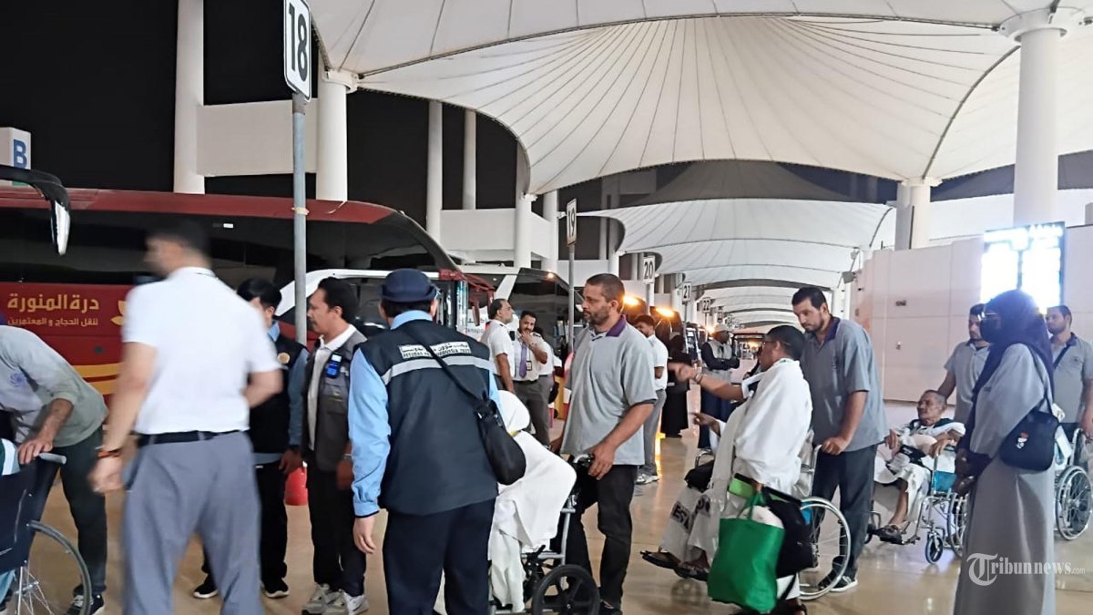 jemaah haji lansia Kloter PLM 13 saat diantar oleh pegawai Al Wukallan menuju bus khusus di Bandara King Abdul Azis Jeddah untuk kemudian diantarkan ke Kota Makkah, Minggu (18/5/2025) malam. (Media Center Haji/MCH 2025/tribunnews/Dewi Agustina)