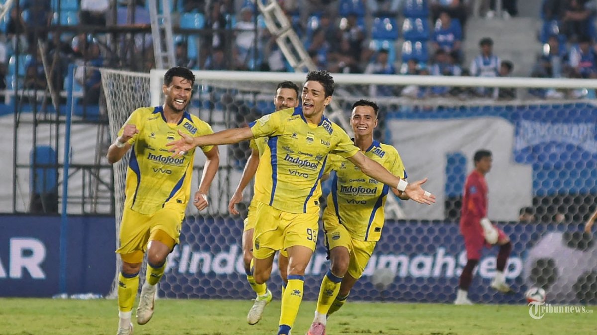 SUPER LEAGUE - Pesepakbola Persib Bandung, Federico Barba berselebrasi usai menjebol gawang tim Arema FC dalam laga lanjutan Super League 2024-2026 di Stadion Kanjuruhan, Kabupaten Malang, Jawa Timur, Senin (22/9/2025). Arema FC kalah dari Persib Bandung dengan skor 1-2. SURYA/PURWANTO