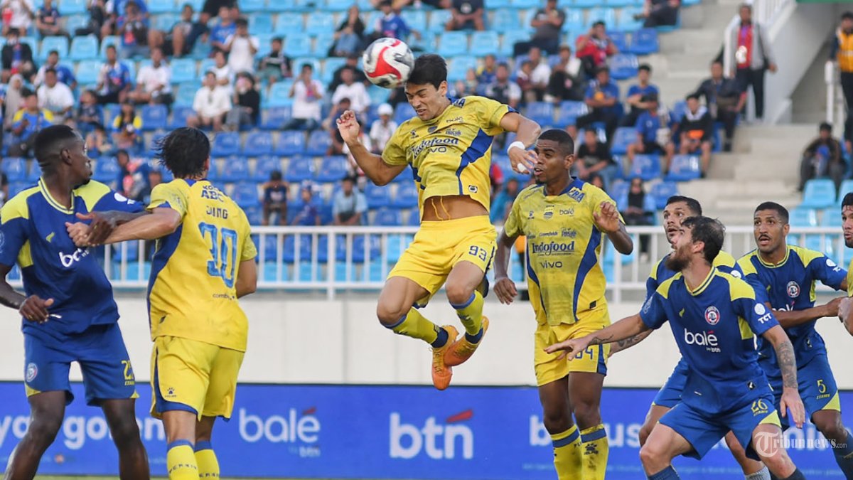 SUPER LEAGUE - Pesepakbola Persib Bandung, Federico Barba berduel udara saat melawan tim Arema FC dalam laga lanjutan Super League 2024-2026 di Stadion Kanjuruhan, Kabupaten Malang, Jawa Timur, Senin (22/9/2025). Arema FC kalah dari Persib Bandung dengan skor 1-2. SURYA/PURWANTO