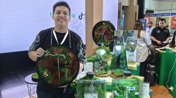 Argi Gumilar, pemilik Minimizu Nature Art Gallery, sebuah UMKM asal Ciputat, saat ditemui di ajang Inabuyer B2B2G Expo 2026, di Jakarta, beberapa waktu lalu.