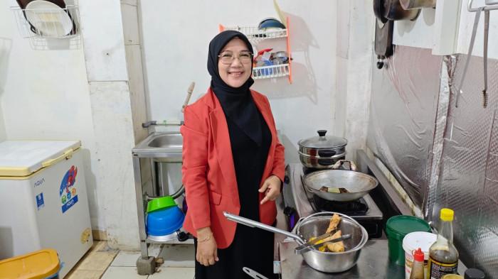 Ariwiyanti menunjukkan dapurnya yang sudah direnovasi tempat sehari-hari ia mengolah DoAr Dimsum. Dapur itu dibuat terpisah dari rumahnya di kawasan Kemanggisan, Jakarta Barat.