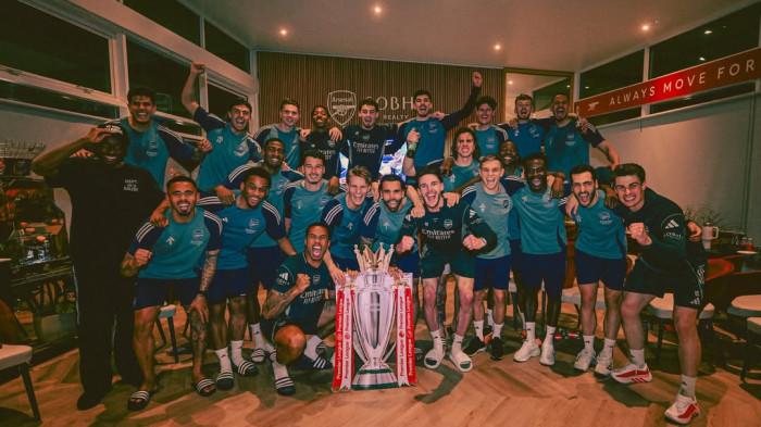 Foto bersama skuad Arsenal merayakan kemenangan gelar juara Liga Inggris di tempat latihan, Rabu (20/5/2026). Penantian 22 tahun The Gunners dengan pola yang sama.