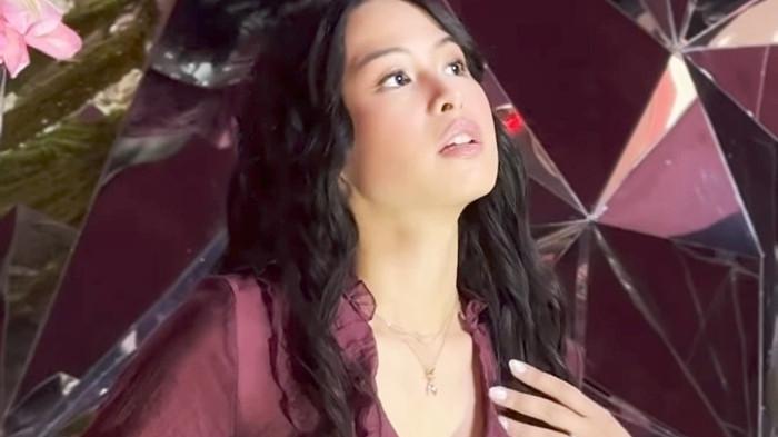 PERHIASAN PERSONAL - Maudy Ayunda mengenakan kalung di lehernya yakni Meant for Me berinisial M (merupakan nama depannya) yang merupakan bagian dari koleksi terbaru See the Light Collection, ditemui di Mall Kelapa Gading 3, Jakarta Utara, Kamis (12/2/2026).