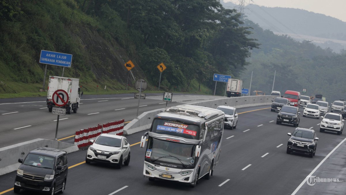 MUDIK 2026 - Kendaraan melaju di Tol Trans Jawa Semarang-Solo KM 439A dan B, Bawen, Kabupaten Semarang, Jawa Tengah, Selasa (17/3/2026). Pada H-5 Lebaran, arus kendaraan dari arah Jakarta dan Jawa Barat yang melalui Tol Trans Jawa Semarang-Solo ruas Bawen, Kabupaten Semarang menuju sejumlah wilayah di Jawa Tengah, DI Yogyakarta, dan Jawa Timur maupun sebaliknya hingga Selasa (17/3) pukul 15;00 WIB terpantau lengang. TRIBUNNEWS/IRWAN RISMAWAN