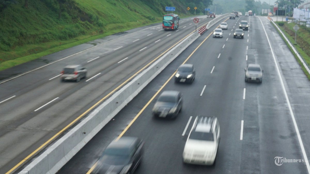 MUDIK 2026 - Kendaraan melaju di Tol Trans Jawa Semarang-Solo KM 439A dan B, Bawen, Kabupaten Semarang, Jawa Tengah, Selasa (17/3/2026). Pada H-5 Lebaran, arus kendaraan dari arah Jakarta dan Jawa Barat yang melalui Tol Trans Jawa Semarang-Solo ruas Bawen, Kabupaten Semarang menuju sejumlah wilayah di Jawa Tengah, DI Yogyakarta, dan Jawa Timur maupun sebaliknya hingga Selasa (17/3) pukul 15;00 WIB terpantau lengang. TRIBUNNEWS/IRWAN RISMAWAN