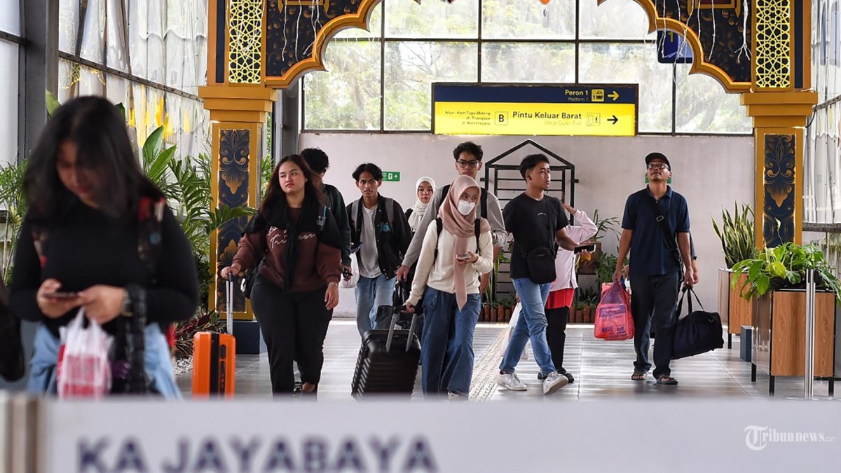 MUDIK - Calon penumpang berjalan menuju gerbong kereta api jarak jauh di Stasiun Kota Baru Malang, Jawa Timur, Sabtu (14/3/2026). PT Kereta Api Indonesia (KAI) Daerah Operasi 8 Surabaya mencatat hingga Sabtu (14/3/2026) pagi, sebanyak 8.731penumpang menggunakan kereta api di wilayah Malang Raya dengan rincian yakni keberangkatan 5.312 penumpang dan kedatangan 3.419 penumpang. PT KAI Daerah Operasi 8 Surabaya memprediksi puncak arus mudik yang diperkirakan terjadi pada tanggal 17 hingga 19 Maret 2026. SURYA/PURWANTO