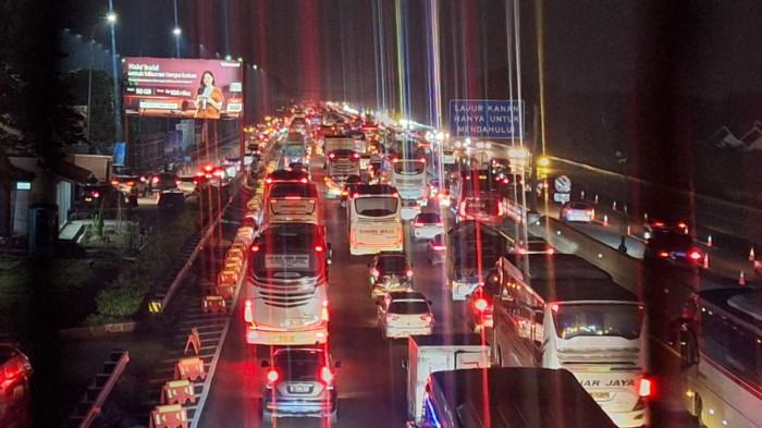 ARUS MUDIK LEBARAN - Arus lalu lintas di ruas Tol Jakarta-Cikampek (Japek) KM 57 terpantau padat merayap pada Rabu (18/3/2026) malam atau H-3 Lebaran.