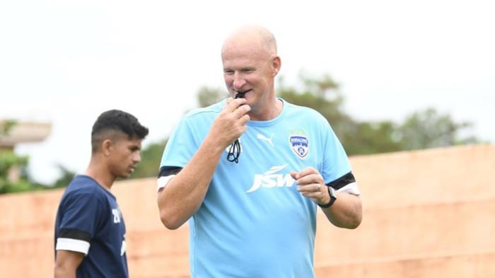Profil dan sosok Simon Grayson, asisten pelatih John Herdman di Timnas Indonesia yang memiliki pengalaman dari Inggris. Simon mengabarkan pengumuman ini melalui Instagram pribadinya pada Minggu (15/3/2026).