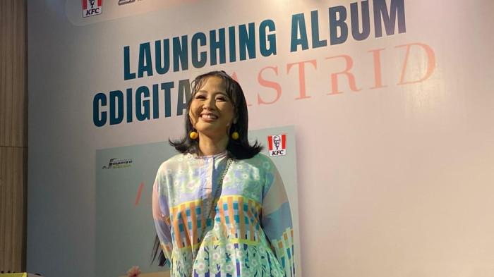 ALBUM BARU - Astrid mengumumkan album terbarunya bertajuk Aku Dan Cahaya yang diperkenalkan di KFC Kemang Raya, Jakarta Selatan, Rabu (15/4/2026). Album ini berisikan 10 lagu yang berkolaborasi dengan Adrian Martadinata. (Tribunnews.com/Fauzi Alamsyah).
