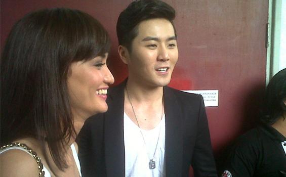 Gandeng Cowok Korea Ganteng, Cara Atiqah Jualan Lagu