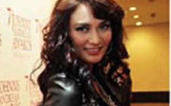 Gaya Glam Rock Ala Atiqah Hasiholan