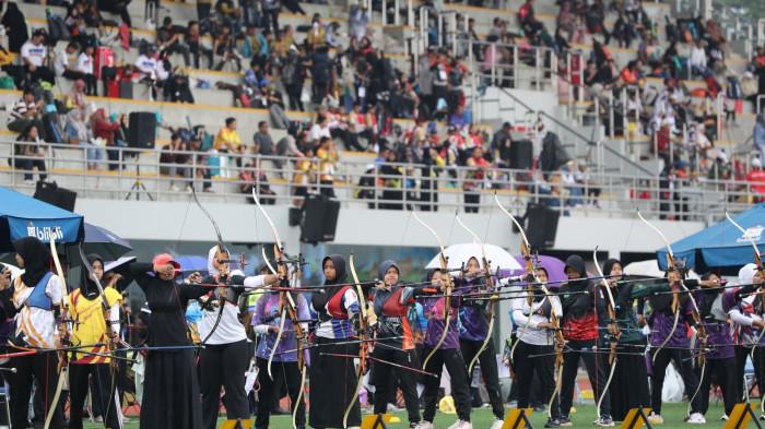 Atlet muda panahan Para peserta kejuaraan panahan