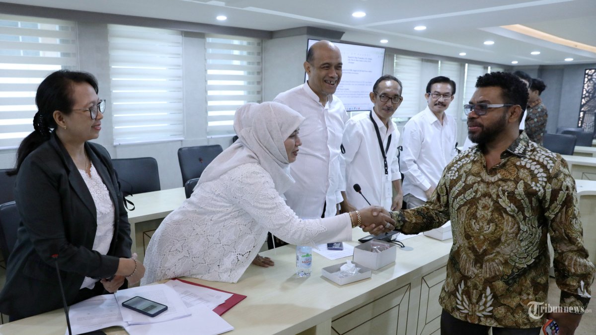 Ketua Komite III DPD RI Filep Wamafma berjabat tangan dengan Wakil Ketua Konsil Kesehatan Masyarakat Konsil Tenaga Kesehatan Indonesia (KTKI) 2022-2027 Rachma Fitriati sebelum audiensi di Kompleks Parlemen, Senayan, Jakarta, Jumat (18/10/2024). Dalam audiensi tersebut Konsil Tenaga Kesehatan Indonesia (KTKI) 2022-2027 melaporkan terkait pemberhentian sepihak dan dugaan maladministrasi kepengurusan baru Konsil Kesehatan Indonesia (KKI) dan Kolegium Kesehatan Indonesia 2024 yang dianggap tidak transparan, kecurangan, dan pelanggaran prosedural dalam prosesnya. TRIBUNNEWS/IRWAN RISMAWAN