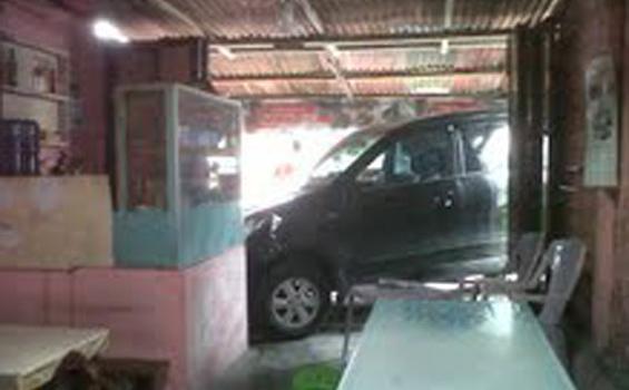 Avanza Tak Bertuan Seruduk Rumah Warga