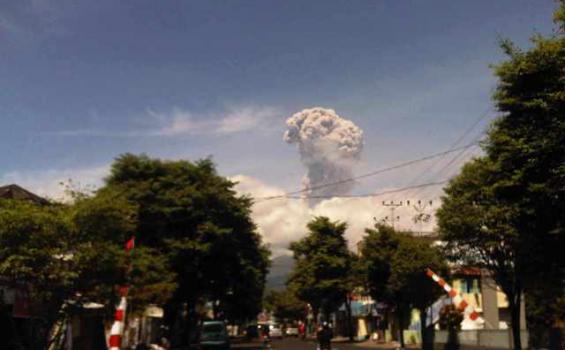 Asap Gunung Lokon Tampak Menyebar ke Selatan