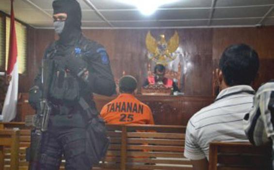 Ratusan Polisi Kawal Ayah Banta