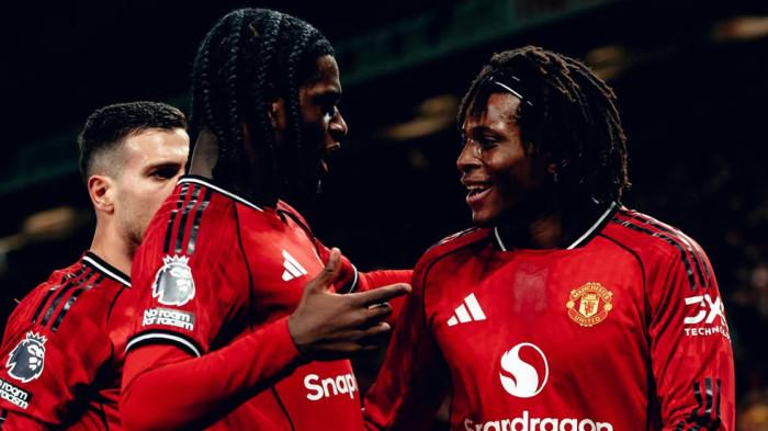 Pemain Man United, Ayden Heaven merayakan gol Patrick Dorgu (kanan) ke gawang Newcastle dalam lanjutan Liga Inggris di Old Trafford, Sabtu (27/12). Man United menang dengan skor tipis 1-0.