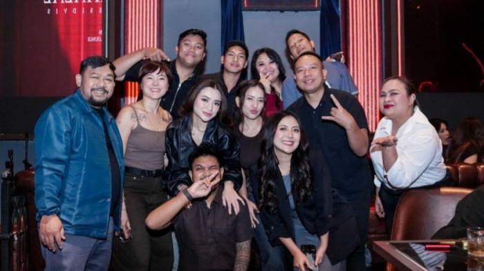 KOLABORASI ARTIS - Pesinetron Ayu Regitha kembali muncul di dunia hiburan, tak lagi di layar kaca kini ia hadir di balik layar, Senin (20/4/2026).