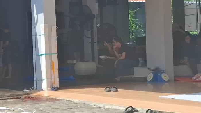 MAMPIR - Kevin Gusnadi mampir di kediaman Ayu Ting Ting di kawasan Depok Jawa Barat, Rabu (27/5/2026). Ia tampak berbincang dengan ibunda Ayu, Umi Kalsum.