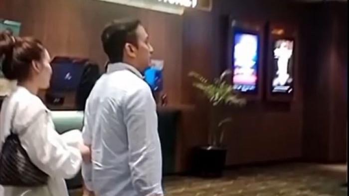 AYU TING TING – Tangkapan layar (screenshot) potongan video viral saat Ayu Ting Ting kepergok berjalan di area bioskop sambil menggandeng erat lengan pria berbaju putih senada. Menanggapi kehebohan momen kebersamaan yang diduga melibatkan sosok Kevin Gusnadi tersebut, sang pedangdut akhirnya buka suara dan meminta doa terbaik.