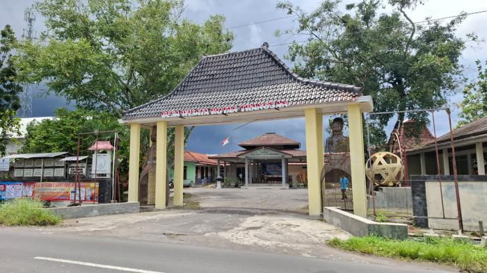BALAI DESA TRANGSAN - Gerbang masuk balai Desa Trangsan, Kecamatan Gatak, Kabupaten Sukoharjo, Rabu (18/2/2026).
