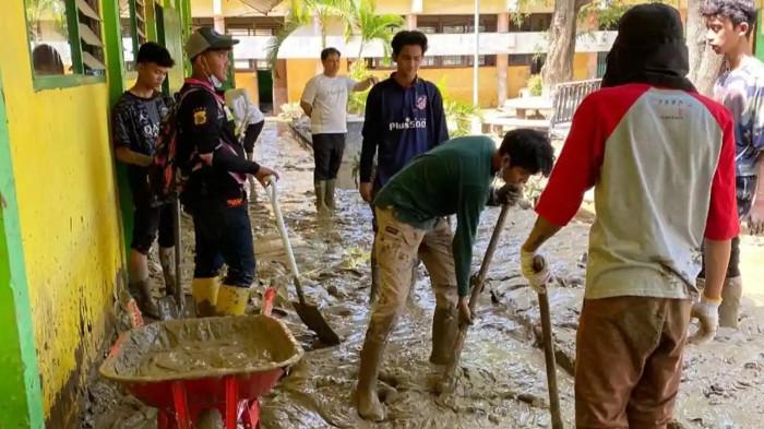 BERSIHKAN SEKOLAH - Para siswa dan guru SMA Sukma Bangsa Bireuen, Aceh, Rabu (10/12/2025), gotong royong membersihkan SMAN 1 Peusangan yang dipenuhi endapan lumpur banjir bandang beberapa waktu lalu.