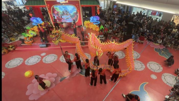 BARONGSAI TRIPUSAKA - Penampilan Liong Tripusaka di pusat perbelanjaan Pakuwon Mall Solo Baru pada Sabtu (15/2/2026)