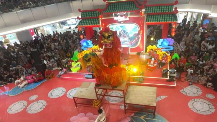 BARONGSAI TRIPUSAKA - Penampilan Pekingsai Tripusaka di pusat perbelanjaan Pakuwon Mall Solo Baru pada Sabtu (15/2/2026)