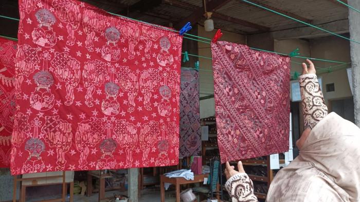 BATIK AKASIA - Ii Hurairah berada di workshop Batik Akasia yang beralamat di Glagah Kidul RT 01, Desa Tamanan, Banguntapan, Bantul, Jumat (15/8/2025). Batik Akasia, UMKM binaan Yayasan Astra -Yayasan Dharma Bhakti Astra memproduksi kain hingga baju menggunakan warna alami (natural dyes batik).