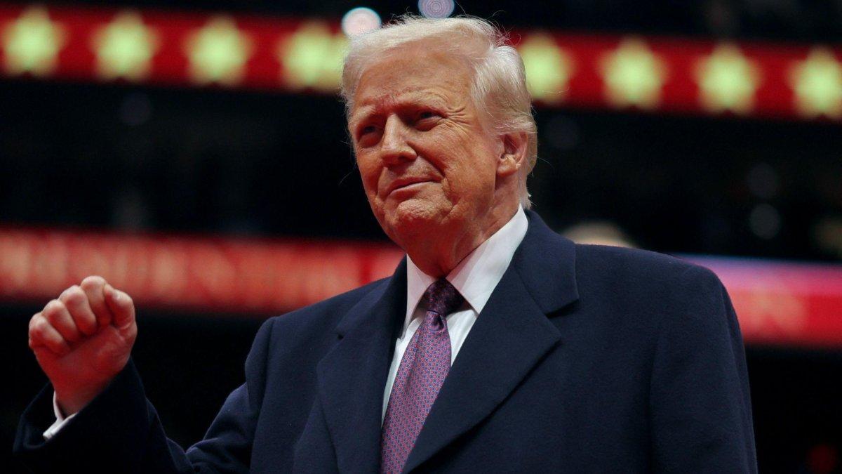 Trump membuat sederet kebijakan kontroversial pada hari-hari pertamanya di Gedung Putih, adakah yang bisa menjegalnya?