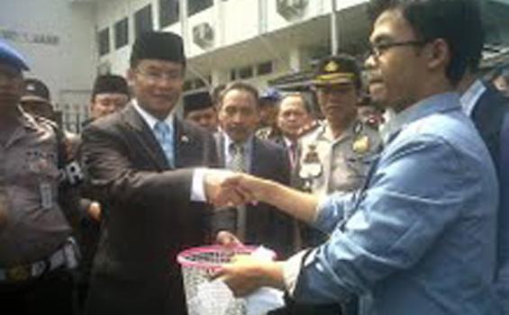 Keranjang Sampah dari Mahasiswa untuk DPRD Bandung