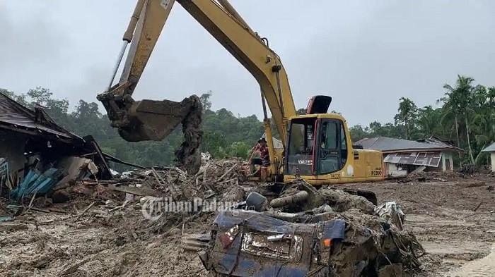 BENCANA AGAM - Alat berat bekerja di Salareh Aie, Palembayan, Agam, Sumatera Barat (Sumbar), Jumat (12/12/2025). Kerusakan jalan di Kabupaten Agam, Sumatera Barat, terputus akibat 18 titik longsor dan membuat ribuan warga terisolasi