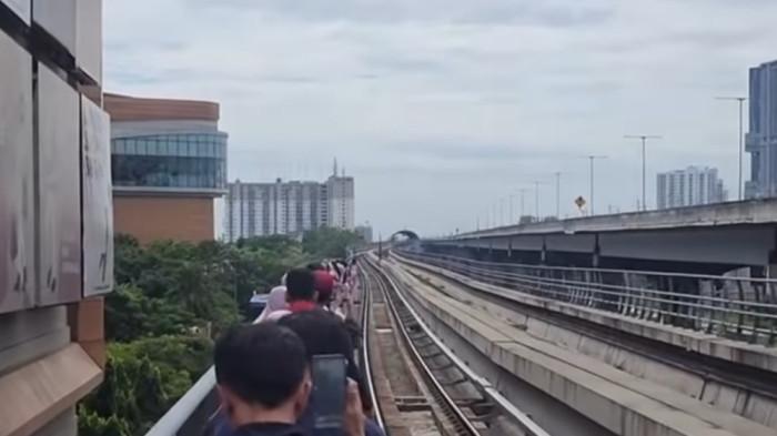 Viral Video Penumpang LRT Jabodebek Jalan di Pinggir Rel Kereta Saat Dievakuasi
