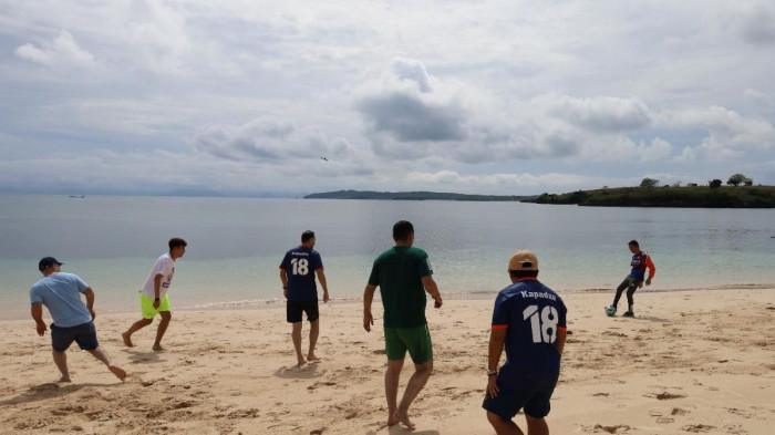 BERLIBUR - Timur Kapadze saat mengisi waktu berlibur