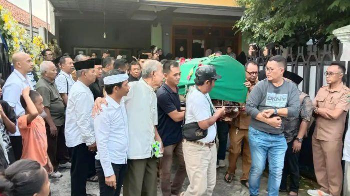 TEWAS BERSIMBAH DARAH - Jenazah Yogi Saleh (40), Kepala Bidang Pengelolaan Aset Daerah BKAD Kabupaten Purwakarta, tiba di rumah duka di Jalan Basuki Rahmat, Gang Kolbis, Kelurahan Sindangkasih, Kecamatan Purwakarta, Jawa Barat, Senin (15/6/2026).