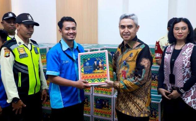 Rayakan Natal, Wujud Kasih BNN RI Berikan Bingkisan untuk Petugas Kebersihan dan Keamanan
