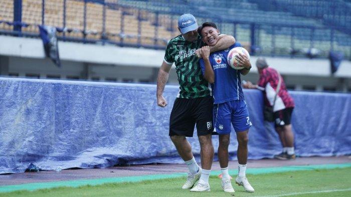 LATIHAN PERSIB - Pelatih Persib Bandung Bojan Hodak dan pemain Beckham Putra dalam sesi latihan tim selama musim Liga 1 2025/2026. (Website Persib - 14/6/2025)