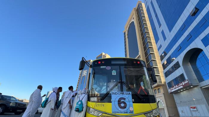 BUS SHALAWAT -  Jemaah haji memasuki bus shalawat untuk melaksanakan umrah wajib di Masjidil Haram, Makkah, Jumat (1/5/2026). Sebanyak 458 unit bus shalawat disiapkan untuk melayani jemaah haji Indonesia di Makkah selama 24 jam penuh mencakup 23 rute dari hotel menuju Masjidil Haram via tiga terminal utama Ajyad, Jabal Ka'bah, dan Syib Amir