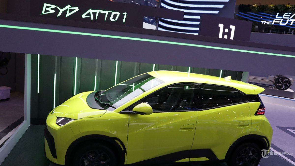 BYD ATTO 1 -BYD Atto 1 ditampilkan saat 'press day' GAIKINDO Indonesia International Auto Show (GIIAS) 2025 di ICE BSD City Tangerang, Banten, Rabu (23/7/2025). BYD Motor Indonesia meluncurkan mobil listrik terbarunya Atto 1 yang dibanderol dengan hargai Rp195 juta untuk varian terendah, Dynamic. Sementara varian tertingginya, Premium, dilego Rp235 juta. TRIBUNNEWS/IRWAN RISMAWAN