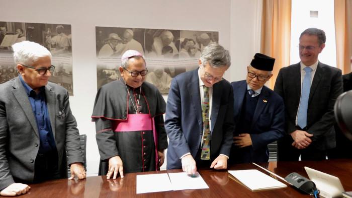 BAHASA INDONESIA DI VATICAN NEWS - Bahasa Indonesia menjadi bahasa resmi di Vatican News. Kerja sama  ditandatangani oleh Ketua Komisi Komunikasi Sosial Konferensi Waligereja Indonesia (KWI) Mgr. Agustinus Tri Budi Utomo (kedua dari kiri), dan Prefek Dikasteri Komunikasi Takhta Suci Vatikan Dr Paolo Ruffini (tengah) di Vatikan, Rabu (25/3/2026). Turut hadir Duta Besar Republik Indonesia untuk Takhta Suci Vatikan, Michael Trias Kuncahyono (keempat dari kanan).