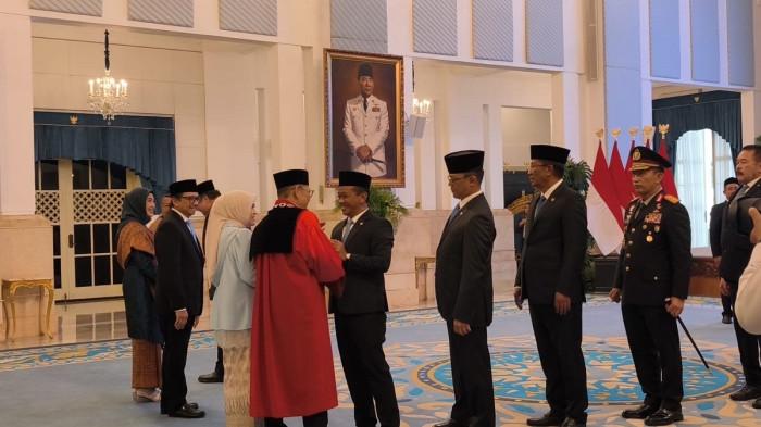 ADIES DAN BAHLIL - Momen wajah semringah Ketua Umum Partai Golkar, Bahlil Lahadalia memberikan salam lalu memeluk Adies Kadir seusai dilantik sebagai Hakim Mahkamah Konstitusi (MK) di Istana Negara, Jakarta, Kamis (5/2/2026).