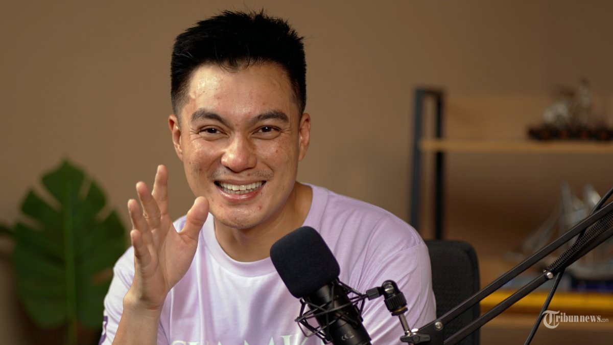 SUAMIKU LUKAKU - Aktor Baim Wong saat ngobrolin Film Suamiku Lukaku bersama jurnalis seleb Bayu Indra Permana dalam podcast Tribun Si Paling Seleb di Studio Tribunnews, Jakarta, Senin (4/5/2026). Baim Wong memerankan sosok Irfan, seorang pria yang kerap melakukan tindakan kekerasan dalam rumah tangga (KDRT) terhadap istrinya, Amina yang diperankan oleh Acha Septriasa. TRIBUNNEWS/LUTFI AKHMAL