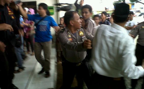 Pelaku Pembunuhan Terlibat Baku Hantam Dengan Keluarga Korban