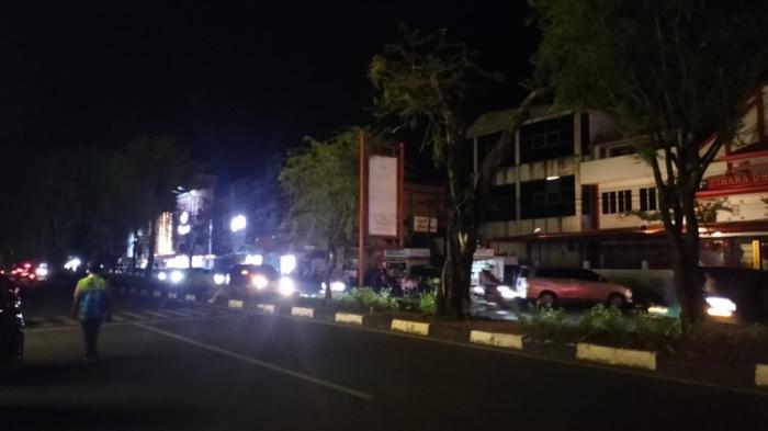 PADAM LISTRIK - Salah satu di sudut kota Banda Aceh mengalami mati listrik sehingga gelap pada Jumat(22/5/2026). Aktivitas warga pun terganggu, banyak pedagang menggunakan genset. Sebagian besar wilayah mengalami 'blackout', PLN menyebut sedang menyelidiki penyebabnya.