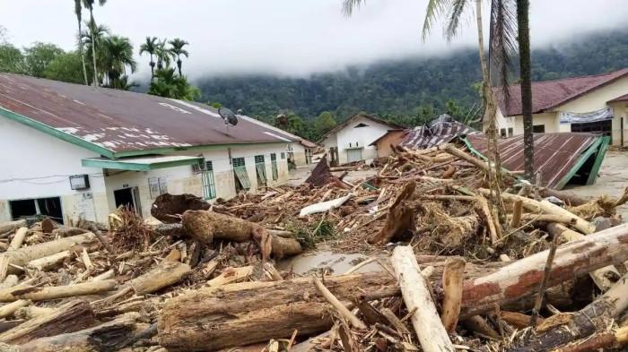 TERTIMBUN TANAH - Kantor Camat Serbajadi dan UPTD Puskesmas Serbajadi porak-poranda diterjang banjir bandang Aceh Timur, Senin (1/12/2025). Foto kiriman warga kepada Serambinews, jaringan Tribun Network di Aceh.