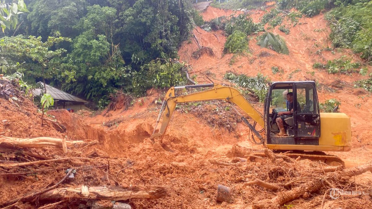 BANJIR DAN LONGSOR - Foto yang diambil pada 26 November 2025 dan dirilis oleh Badan Nasional Pencarian dan Pertolongan (Basarnas) ini menunjukkan sebuah ekskavator sedang bekerja di lokasi setelah banjir dan tanah longsor melanda Sumatera Utara, Indonesia. Sebanyak 13 orang meninggal dunia setelah banjir dan tanah longsor melanda tujuh kabupaten dan kota di Provinsi Sumatera Utara, Indonesia, menurut Badan Penanggulangan Bencana Daerah (BPBD) Provinsi, Rabu. Hujan deras yang terus-menerus sejak 22 hingga 25 November menyebabkan sungai meluap, memicu banjir dan tanah longsor di Tapanuli Tengah, Sibolga, Mandailing Natal, Tapanuli Selatan, Tapanuli Utara, Nias Selatan, dan Padangsidimpuan. (Basarnas/Handout via Xinhua)