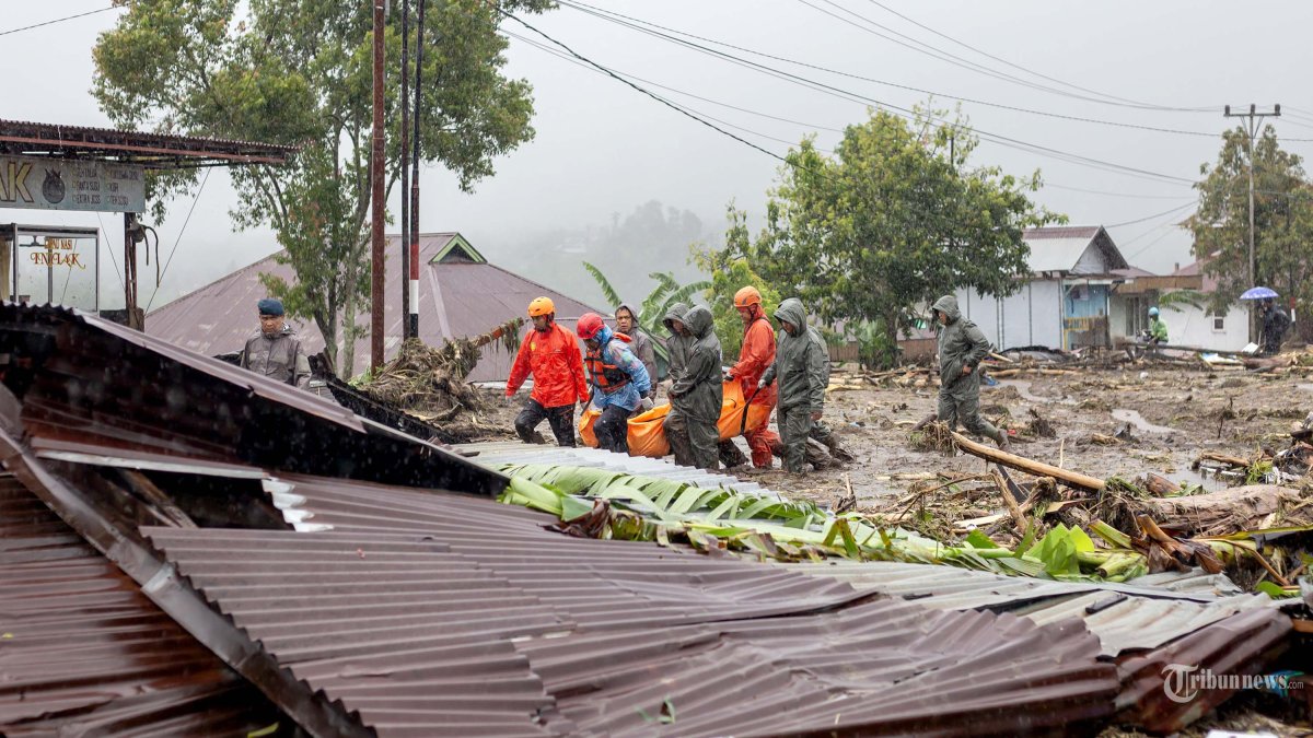 BANJIR DAN LONGSOR - Tim penyelamat mengevakuasi jenazah korban banjir bandang di Kabupaten Agam, Sumatera Barat, Indonesia, 27 November 2025. Kepala Bidang Penanganan Darurat, Peralatan, dan Logistik Badan Penanggulangan Bencana Daerah Sumatera Utara, Sri Wahyuni ??Pancasilawati, mengatakan kepada Xinhua melalui telepon pada Kamis bahwa 29 orang tewas setelah banjir bandang dan tanah longsor melanda sejumlah kabupaten dan kota di Provinsi Sumatera Utara, Indonesia. (Photo by Andri Mardiansyah/Xinhua)
