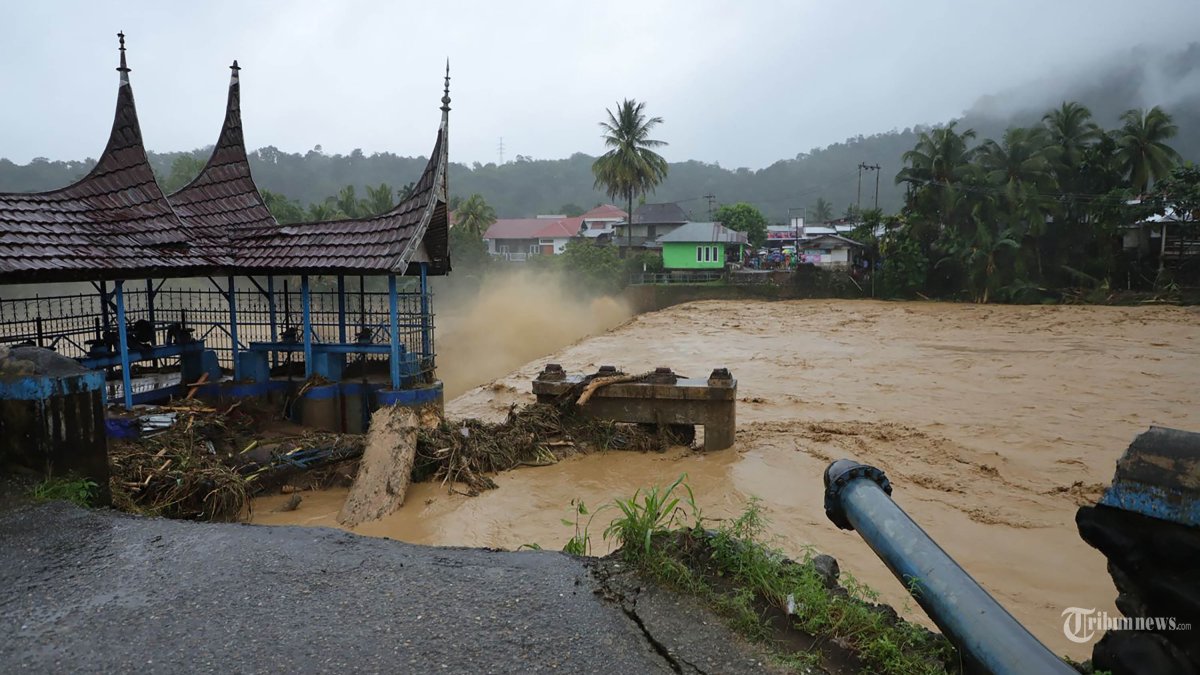 BANJIR DAN LONGSOR - Foto yang disediakan oleh Badan Nasional Penanggulangan Bencana (BNPB) Indonesia ini menunjukkan jembatan yang rusak setelah banjir di Padang, Sumatera Barat, Indonesia, 27 November 2025. Sri Wahyuni ??Pancasilawati, kepala penanganan darurat, peralatan, dan logistik di Badan Penanggulangan Bencana Provinsi Sumatera Utara, mengatakan kepada Xinhua melalui telepon pada hari Kamis bahwa 29 orang tewas setelah banjir bandang dan tanah longsor melanda beberapa kabupaten dan kota di provinsi Sumatera Utara, Indonesia. (BNPB/Handout via Xinhua)