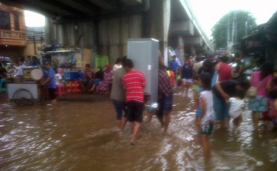 Banjir Mulai Masuki Tempat Pengungsian di Rawajati