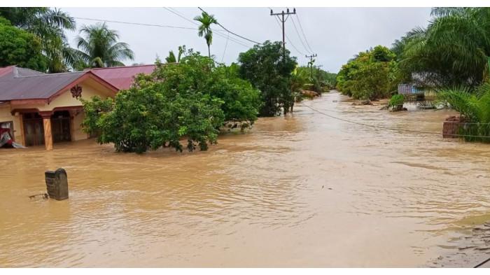 BANJIR DI SUMUT - Banjir di Kecamatan Batangtoru, Kabupaten Tapanuli Selatan. Hingga, Rabu (26/11/2025) sedikitnya, 8 orang meninggal dunia akibat banjir dan longsor di Tapanuli Selatan, Sumatera Utara. Sosok dua prajurit TNI yang terseret arus saat berusaha membantu evakuasi korban banjir di Kabupaten Tapanuli Selatan, Sumut, Selasa (25/11/2025).